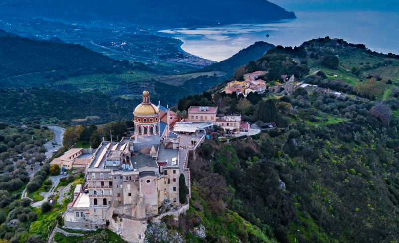 Tindari, Sicilia: tra storia, natura e spiritualità – Guida di viaggio 2025