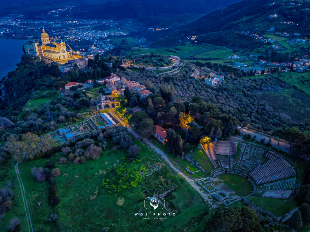 Paronamica Tindari con Teatro Greco e Santuario © Antonino Capizzi 2025